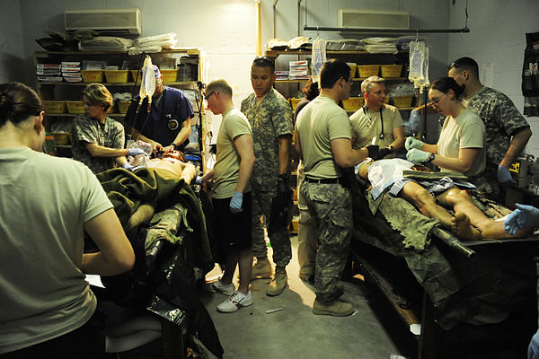 Doctors treating soldiers with Acinetobacter Baumannii in Iraq